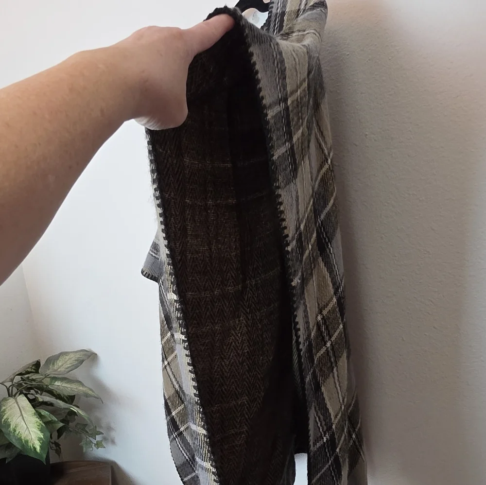 WOOLRICH Reversible Black Tan Plaid & Herringbone Blanket Wrap Shawl Cape Sz OS - Picture 7 of 10
